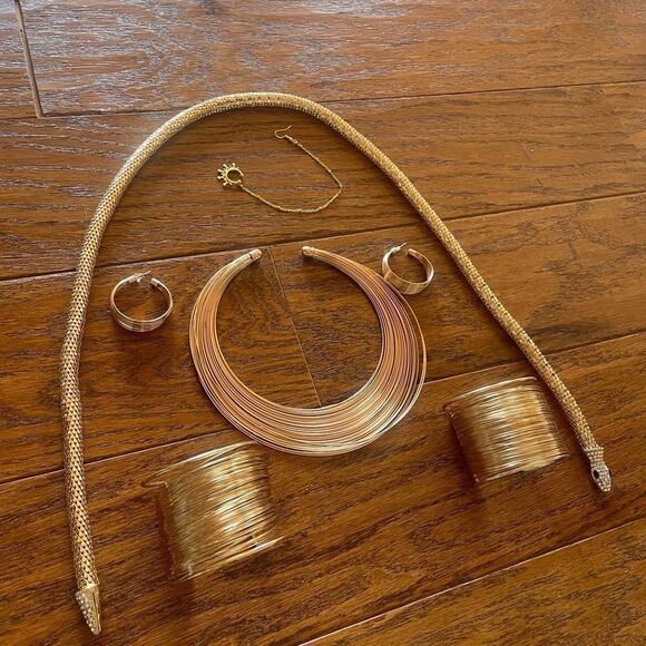 Gold jewelry bundle - Picture 3 of 5